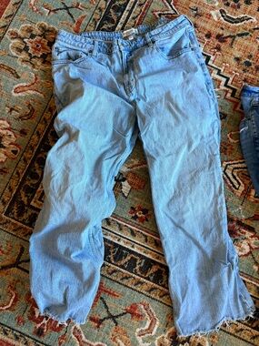 Abercrombie & Fitch 
The 90s Relaxed Jean High Rise
Curve Love
Size 34 / 18 R